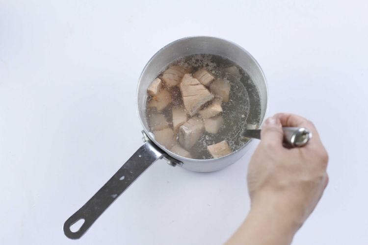 鲜芦笋三文鱼丁步骤1