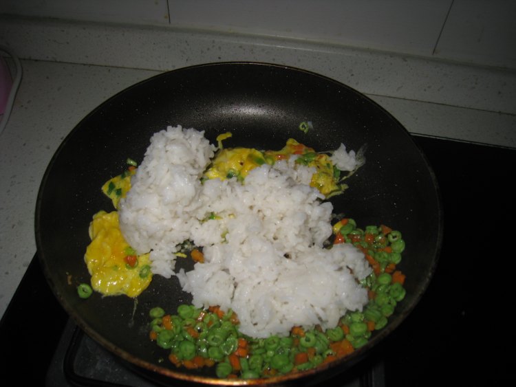 豆角三文鱼炒饭步骤7