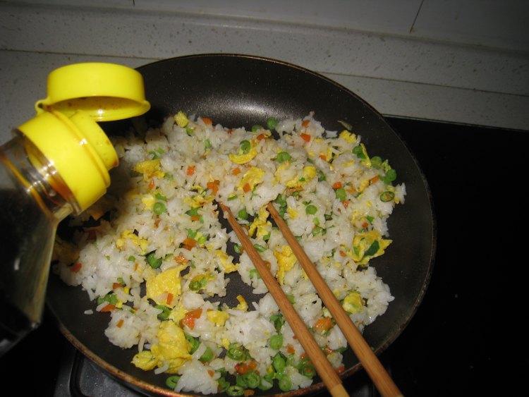豆角三文鱼炒饭步骤8
