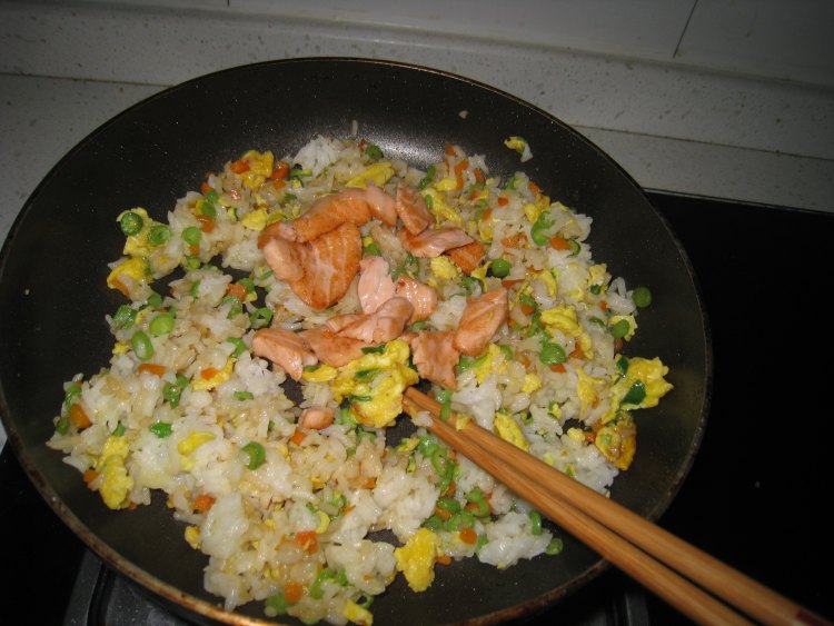 豆角三文鱼炒饭步骤9