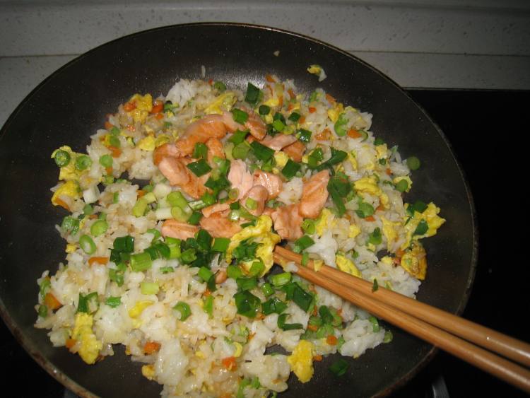 豆角三文鱼炒饭步骤10