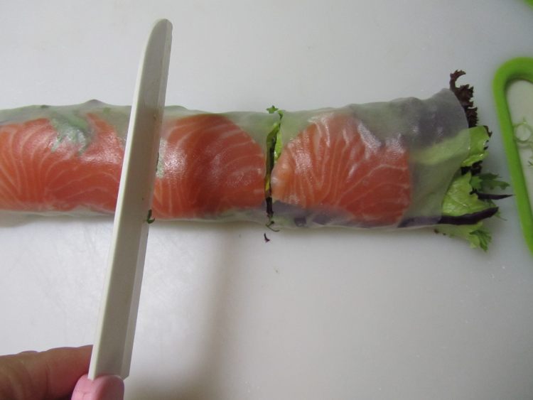 三文鱼蔬菜卷步骤7
