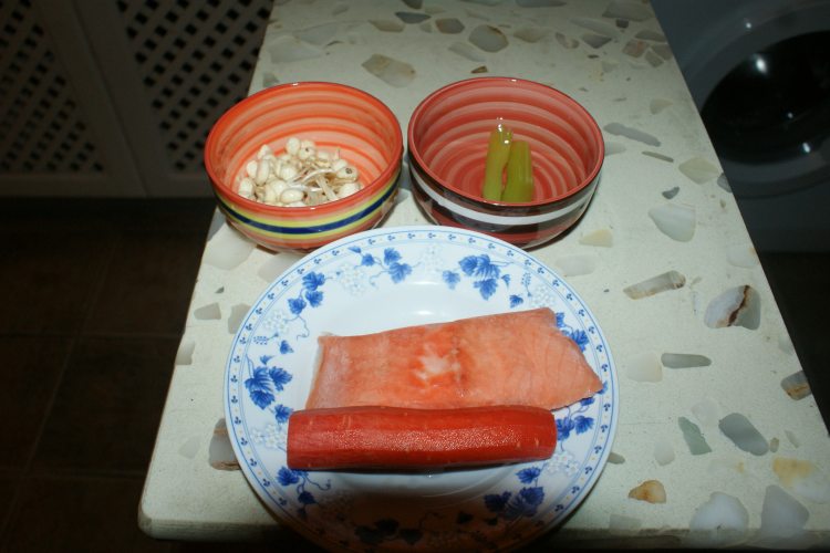 三文鱼炒三丁步骤1