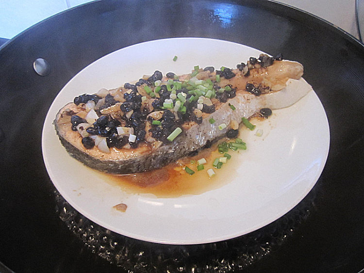 蒜头豆豉蒸三文鱼步骤9