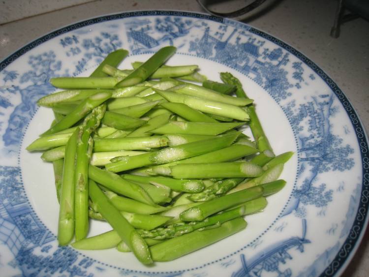 香煎三文鱼拌芦笋步骤2