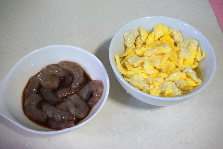 虾仁炒乌冬面步骤1