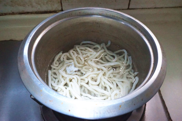 虾仁炒乌冬面步骤3