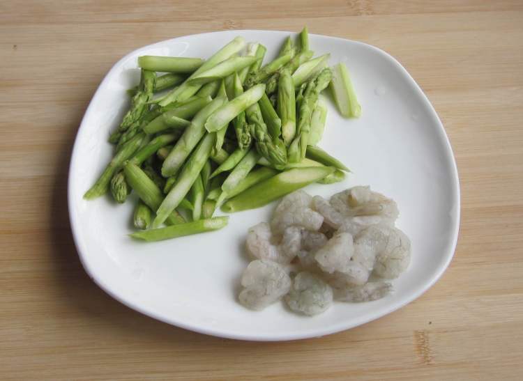 芦笋虾仁步骤2