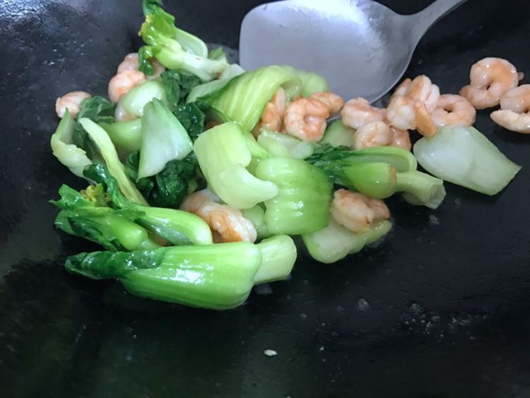 鲍汁油菜虾仁步骤6