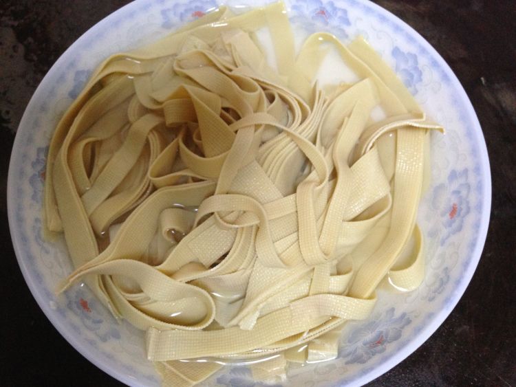 敲虾豆皮汤步骤2