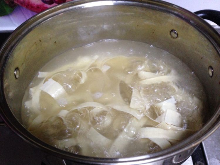 敲虾豆皮汤步骤11