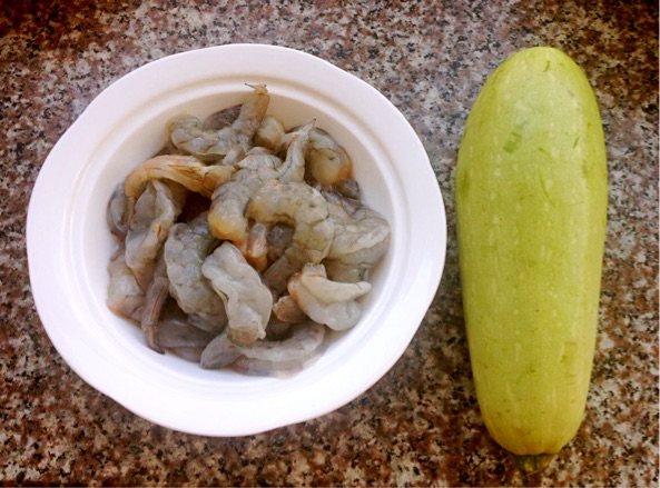 脆瓜虾仁步骤1