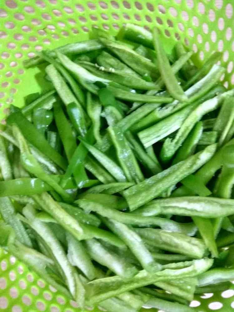 鲜虾瘦肉炒青椒步骤2