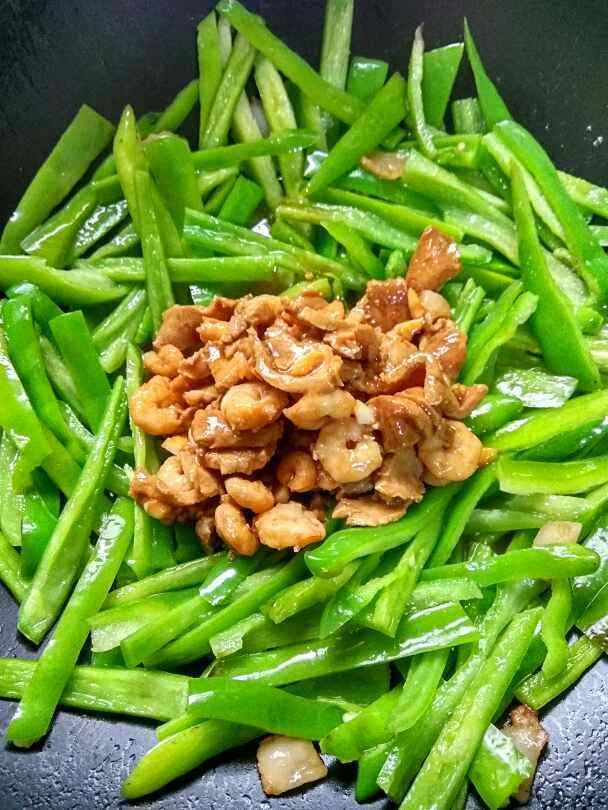 鲜虾瘦肉炒青椒步骤8