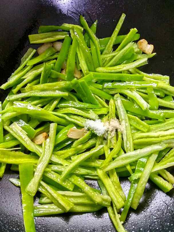 鲜虾瘦肉炒青椒步骤7