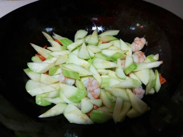 西葫芦炒虾仁步骤5