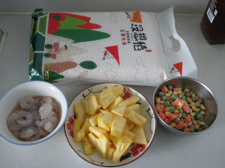 菠萝虾仁饭步骤1