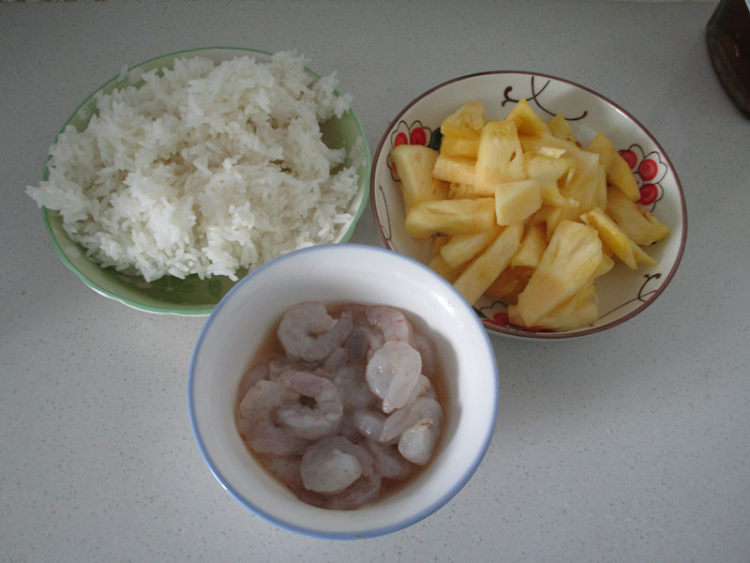 菠萝虾仁饭步骤3