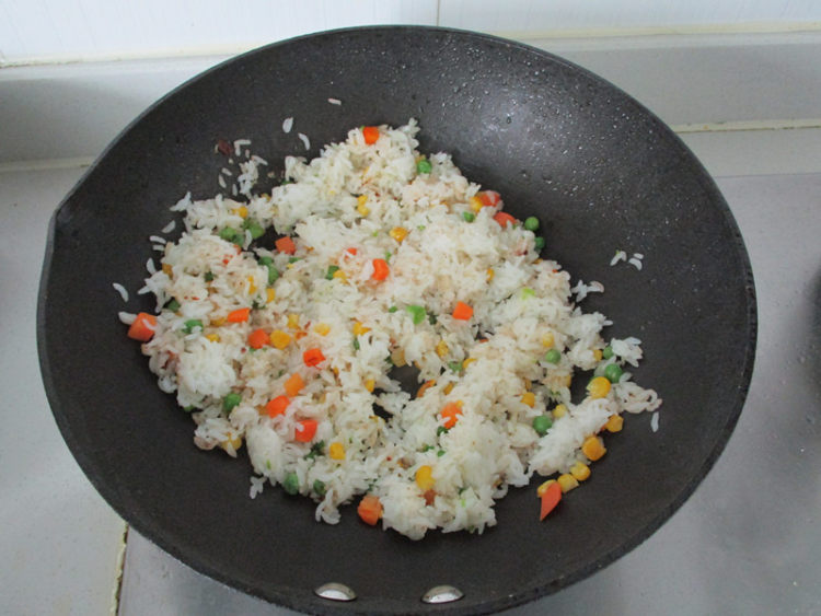 菠萝虾仁饭步骤7