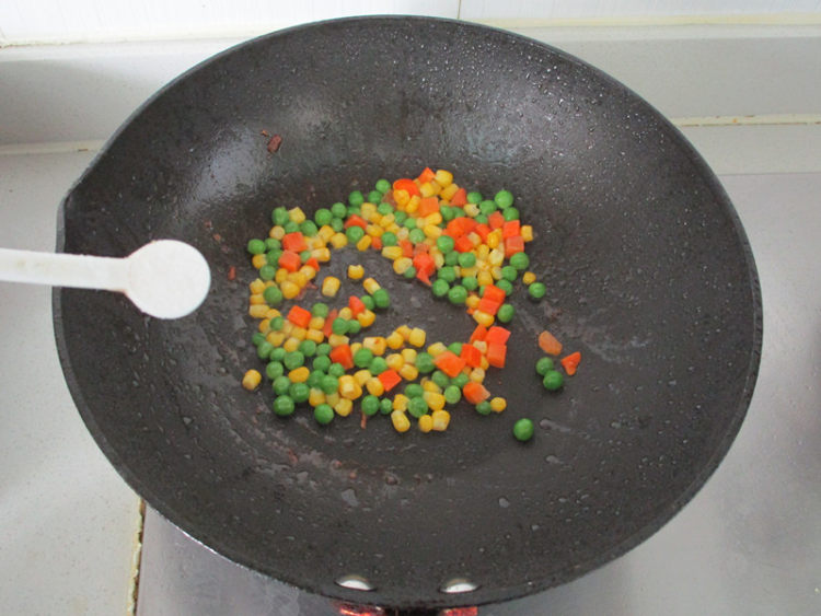 菠萝虾仁饭步骤6