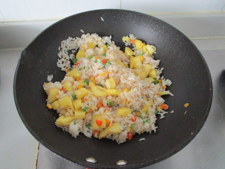 菠萝虾仁饭步骤8