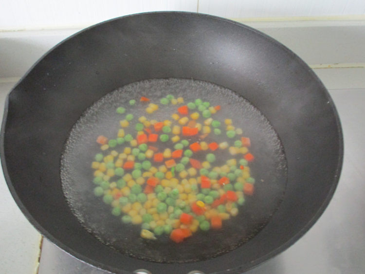 菠萝虾仁饭步骤4