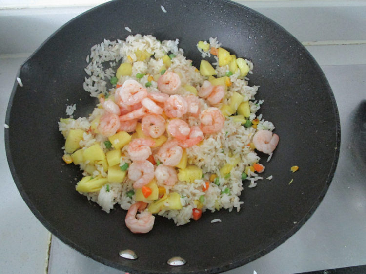 菠萝虾仁饭步骤9