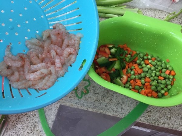 胡萝卜青豆炒虾仁步骤1