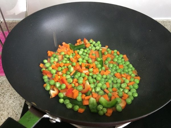 胡萝卜青豆炒虾仁步骤4