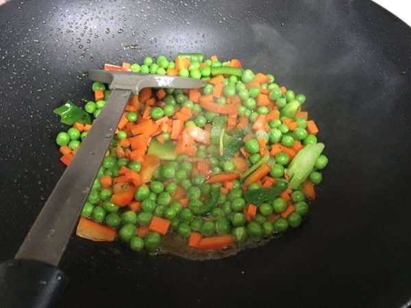 胡萝卜青豆炒虾仁步骤6