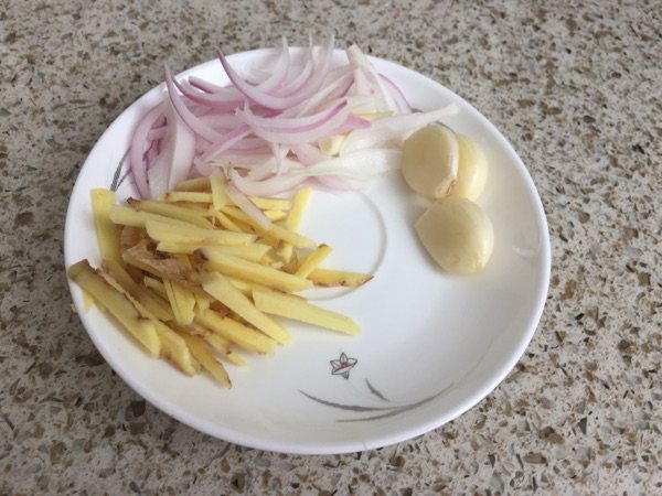 胡萝卜青豆炒虾仁步骤2