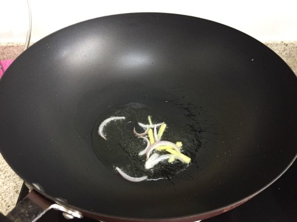 胡萝卜青豆炒虾仁步骤3