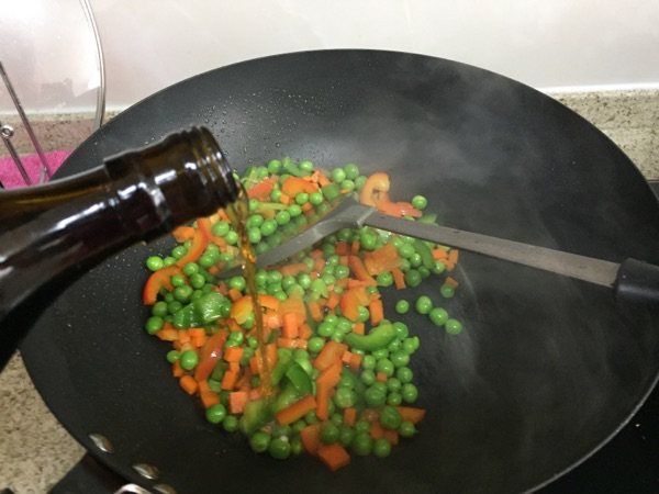 胡萝卜青豆炒虾仁步骤5