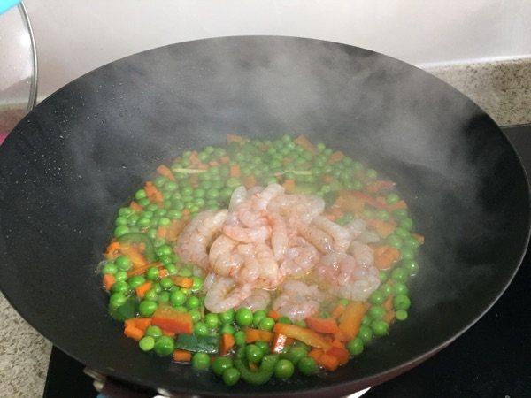 胡萝卜青豆炒虾仁步骤8