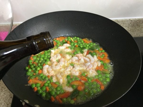 胡萝卜青豆炒虾仁步骤9