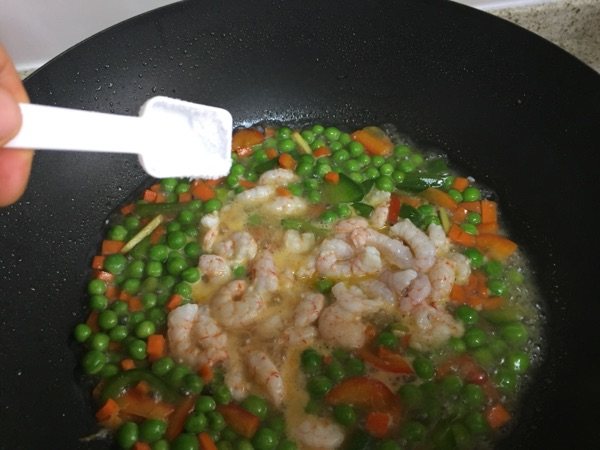 胡萝卜青豆炒虾仁步骤10