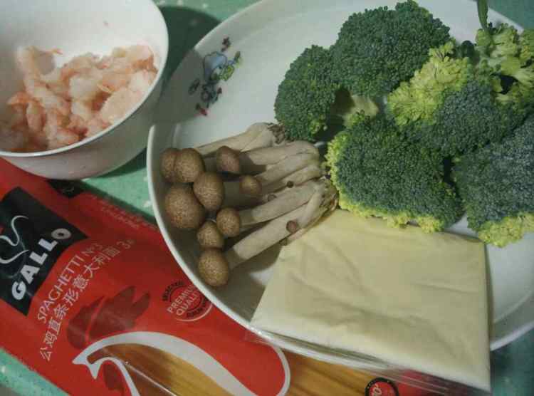 奶香西蓝花虾仁意面步骤1