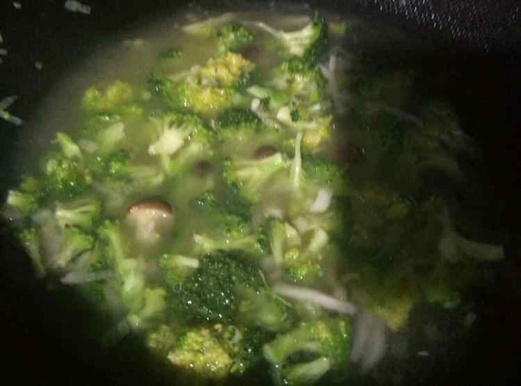 奶香西蓝花虾仁意面步骤5