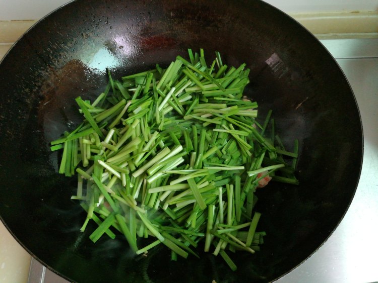 韭菜鸡蛋炒虾仁步骤6