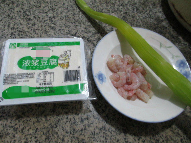 虾仁莴笋煮豆腐步骤1
