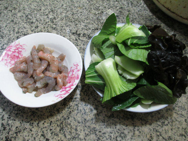 黑木耳虾仁炒青菜步骤1