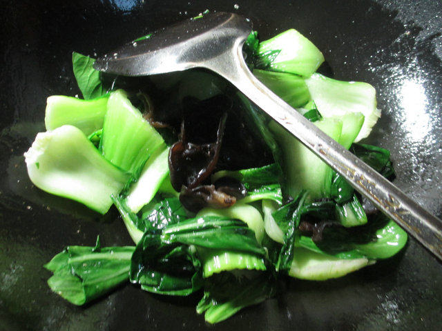 黑木耳虾仁炒青菜步骤4