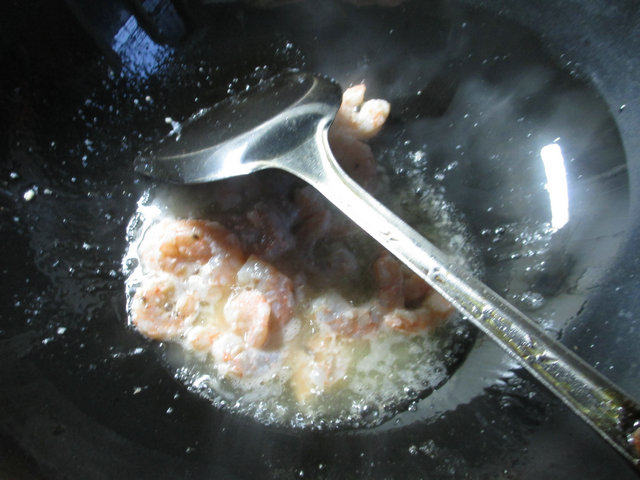 黑木耳虾仁炒青菜步骤3