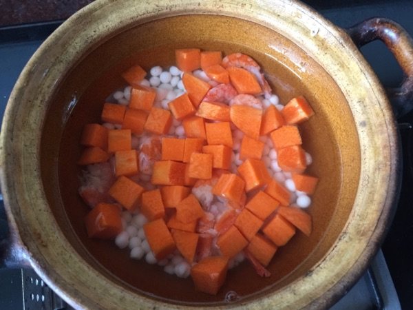 百合芡实香芋煲步骤2