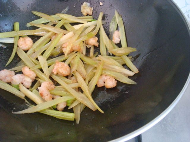 核桃虾仁炒芹菜步骤8