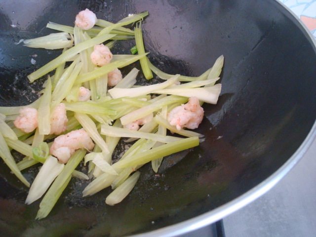 核桃虾仁炒芹菜步骤7