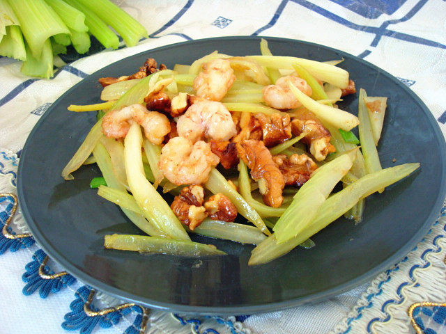 核桃虾仁炒芹菜步骤10