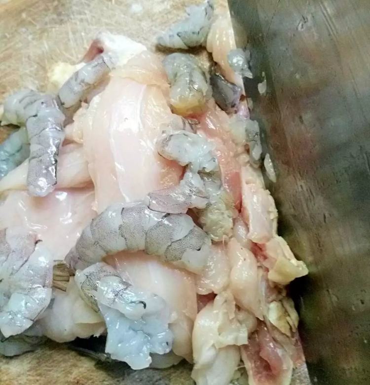 鸡肉虾仁丸子步骤3