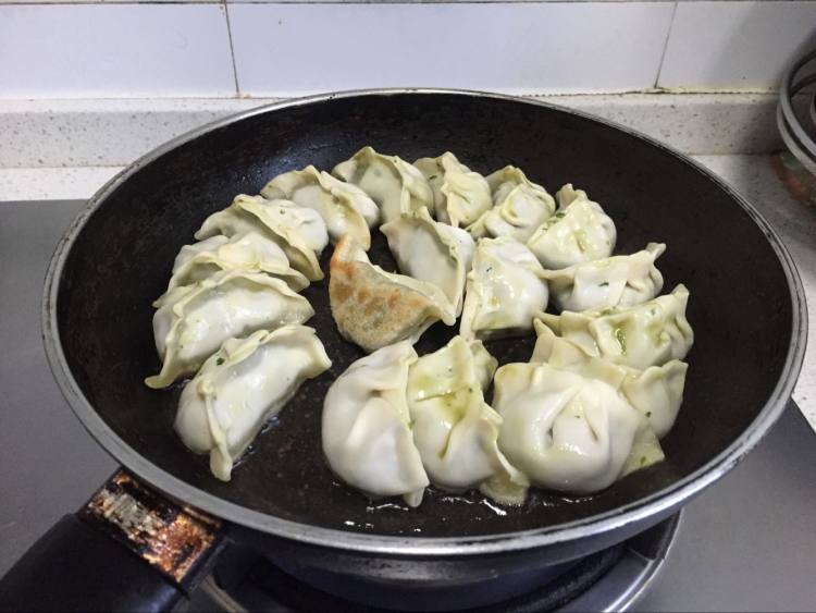 芝士虾仁煎饺步骤6