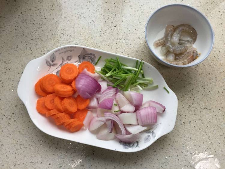 胡萝卜虾仁小炒步骤1
